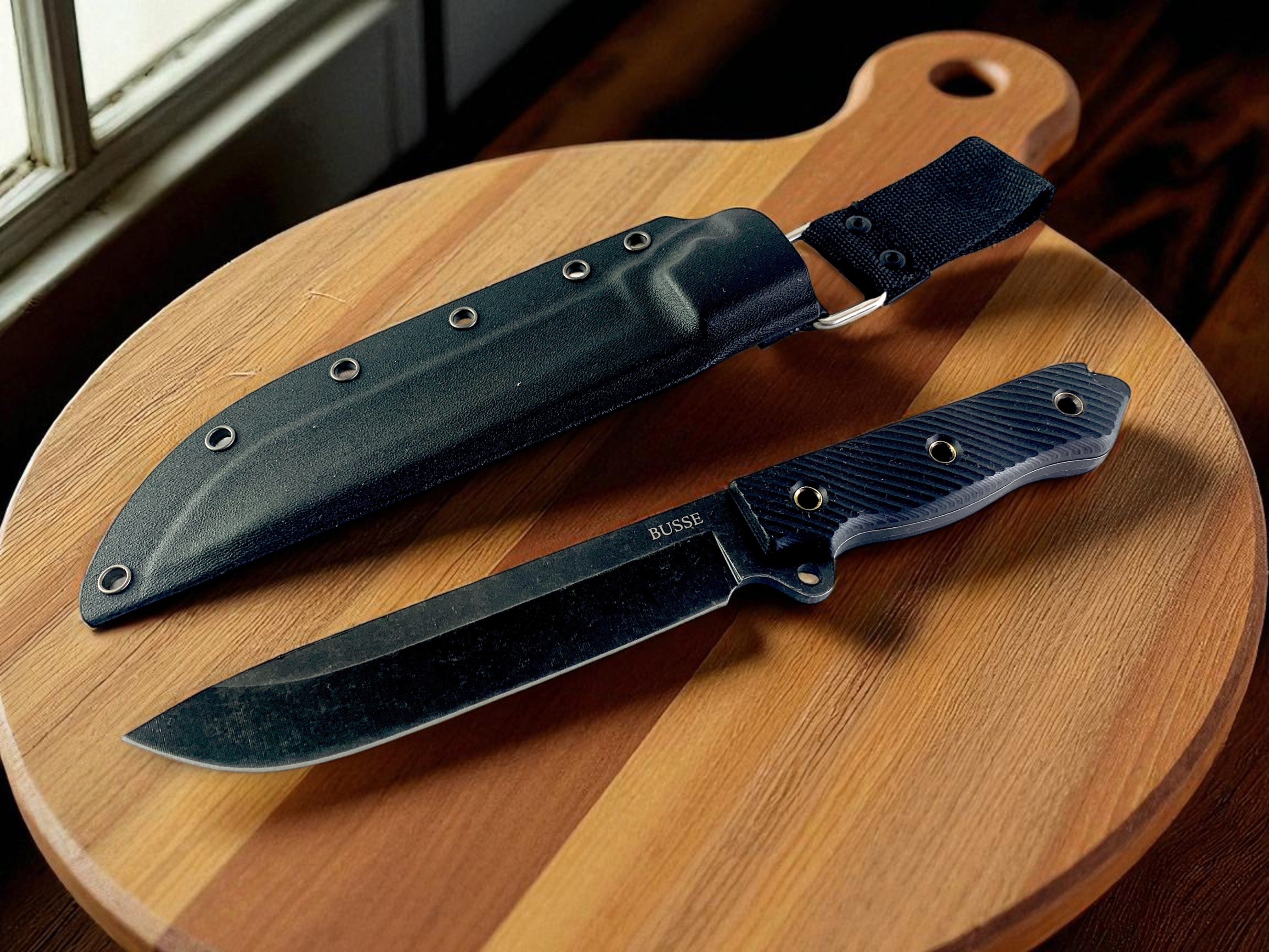 Ловен нож Busse Milatary D2 с фултанг конструкция и Kydex кания Детайлен изглед на острието и дръжката на нож Busse Milatary D2