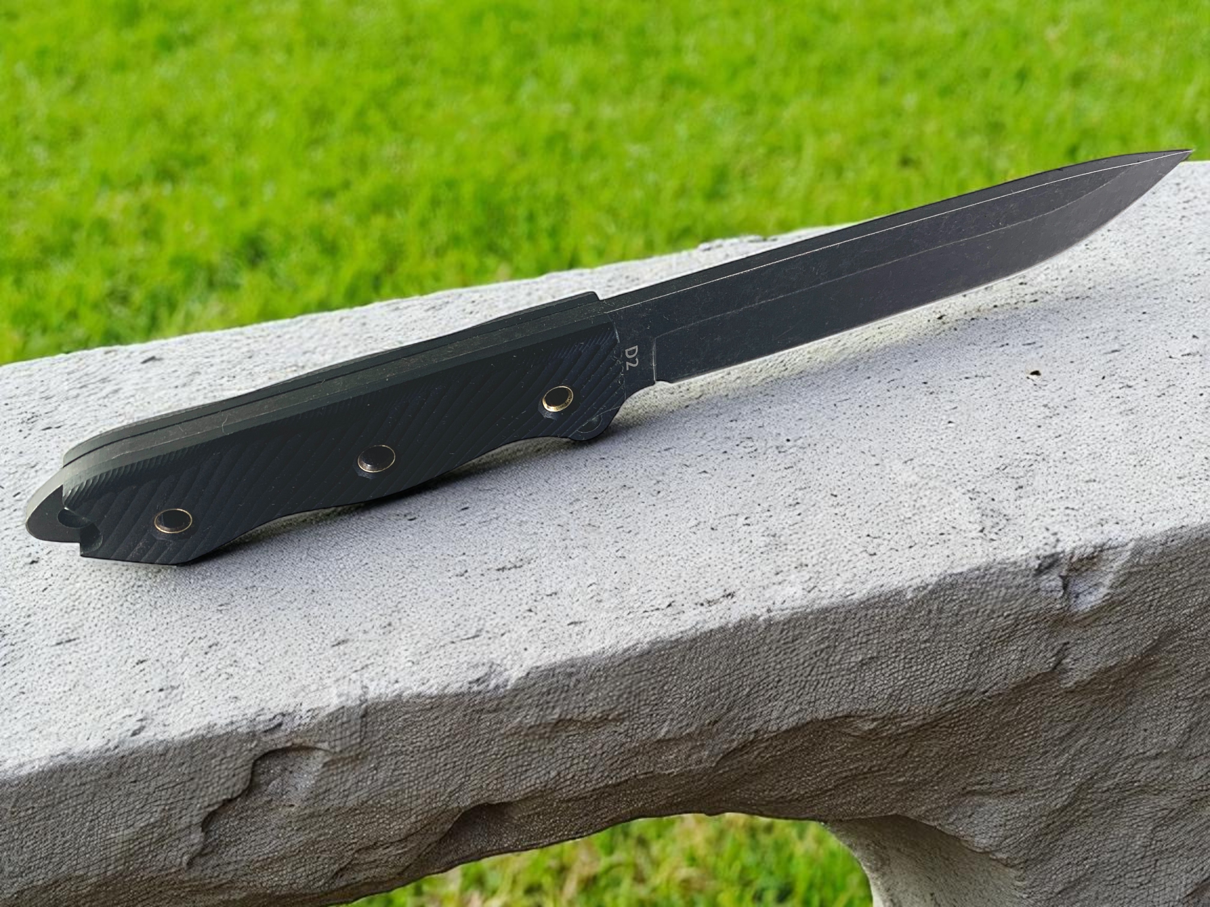 Ловен нож Busse Milatary D2 с фултанг конструкция и Kydex кания Детайлен изглед на острието и дръжката на нож Busse Milatary D2