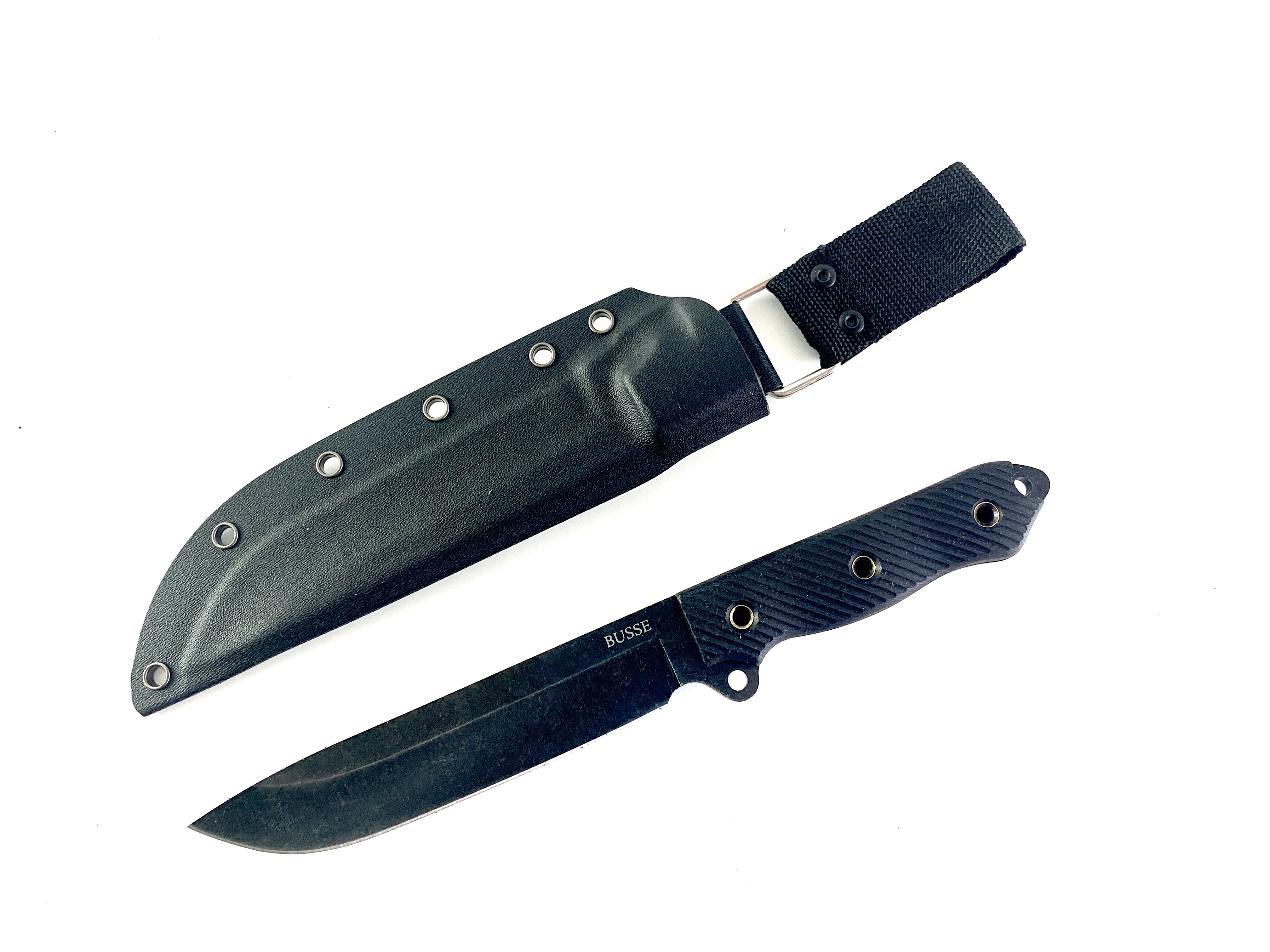 Ловен нож Busse Milatary D2 с фултанг конструкция и Kydex кания Детайлен изглед на острието и дръжката на нож Busse Milatary D2