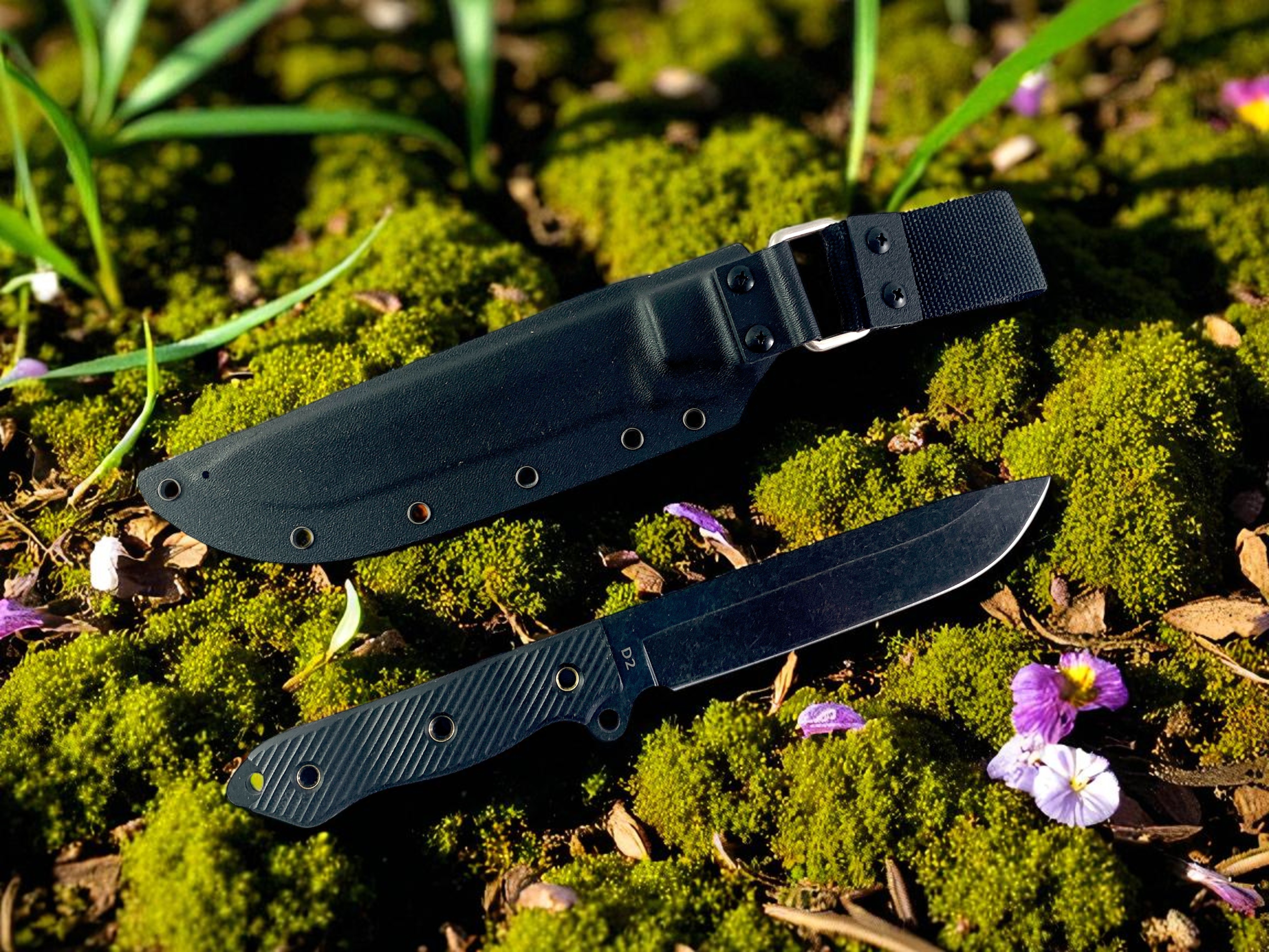 Ловен нож Busse Milatary D2 с фултанг конструкция и Kydex кания Детайлен изглед на острието и дръжката на нож Busse Milatary D2