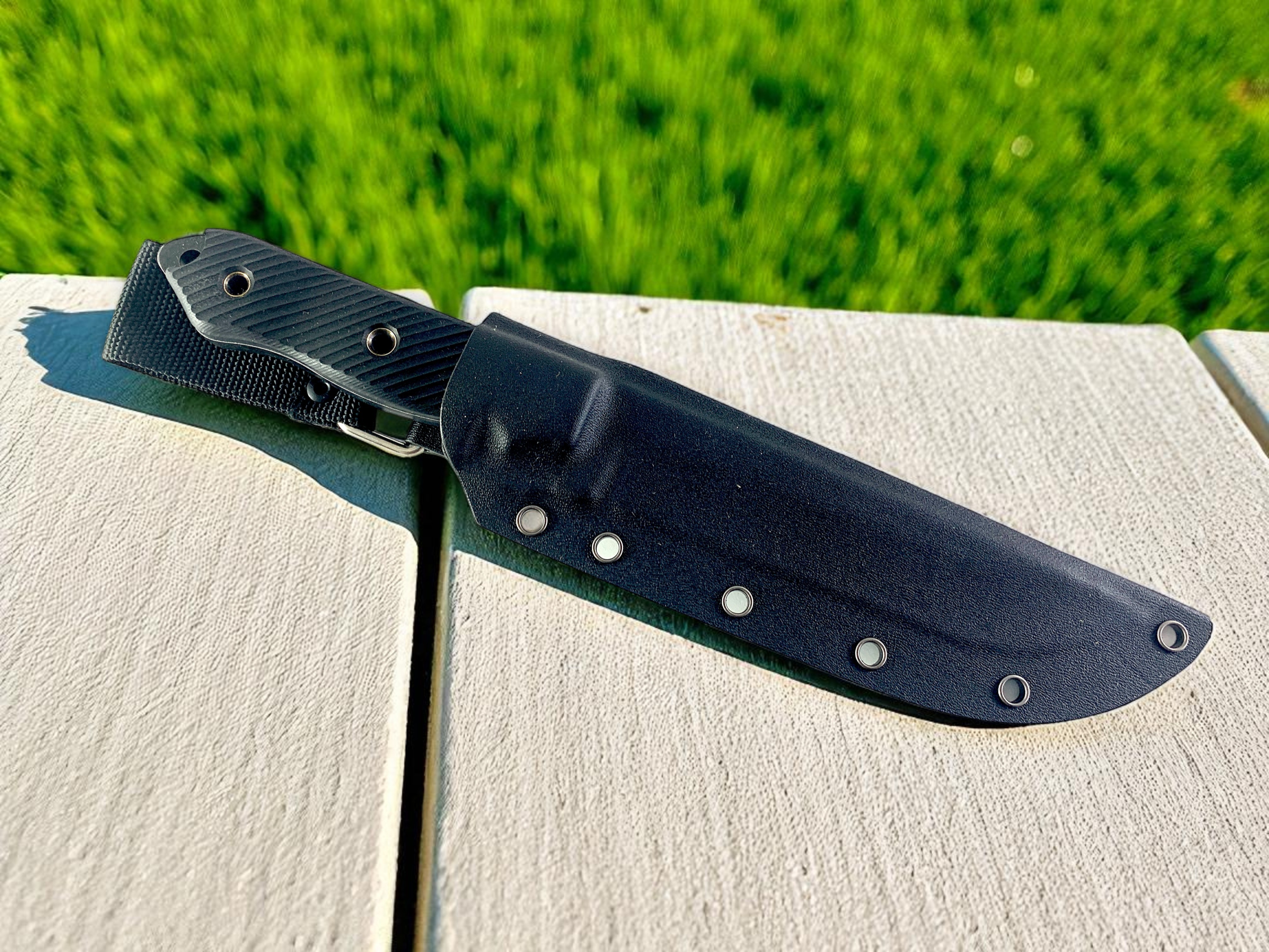Ловен нож Busse Milatary D2 с фултанг конструкция и Kydex кания Детайлен изглед на острието и дръжката на нож Busse Milatary D2