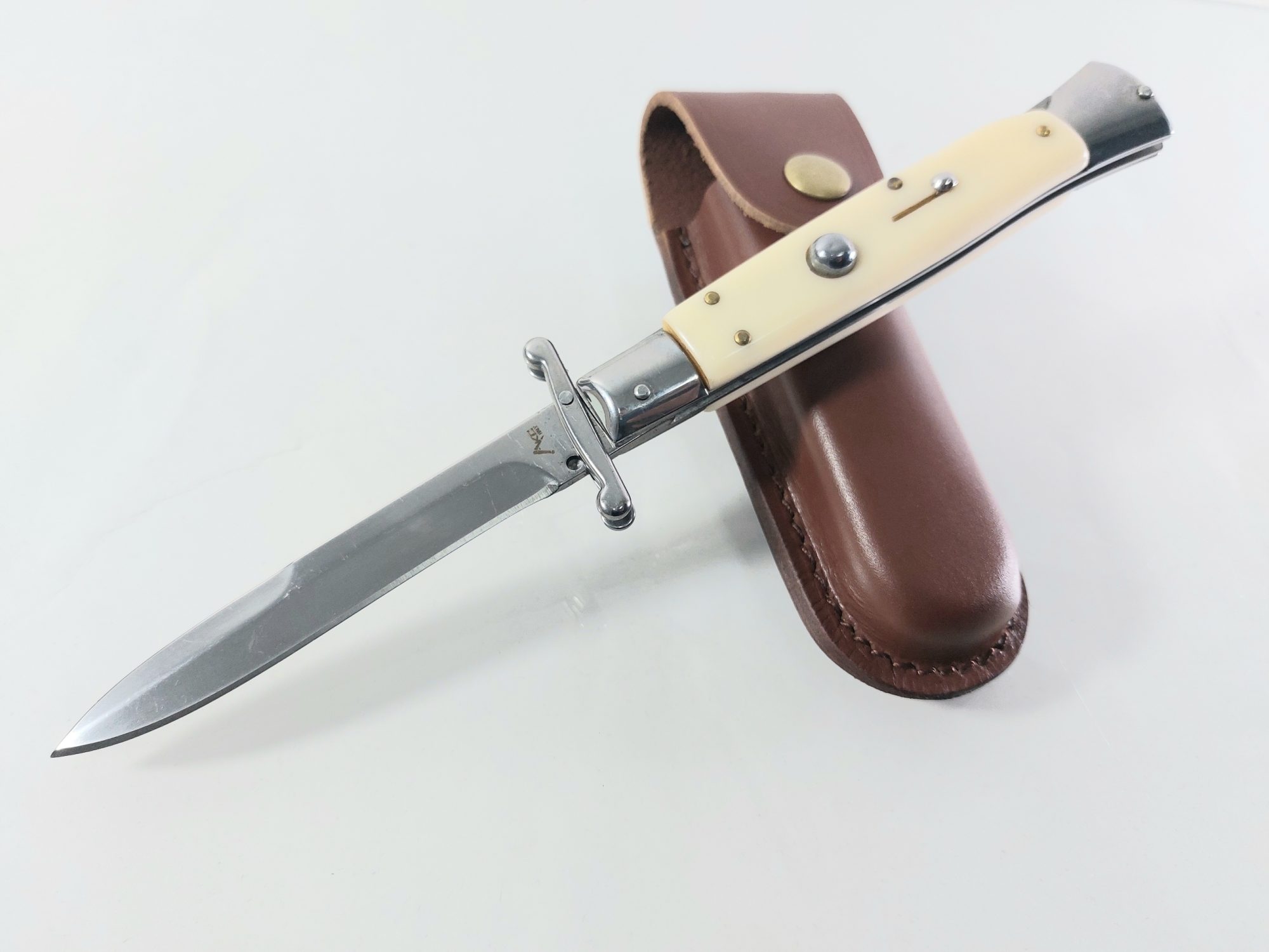 Автоматичен сгъваем джобен нож с кожен калъф АКC Italy ,чирени от бял кориан