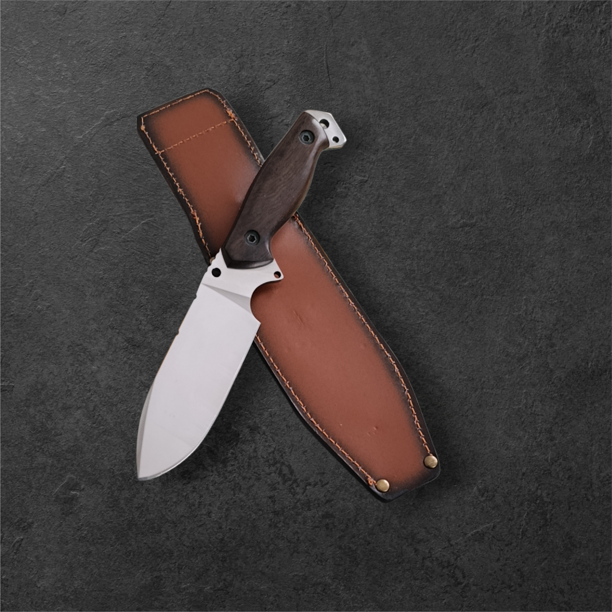 Нож за бушкрафт с отвор за връзка и дървена дръжка