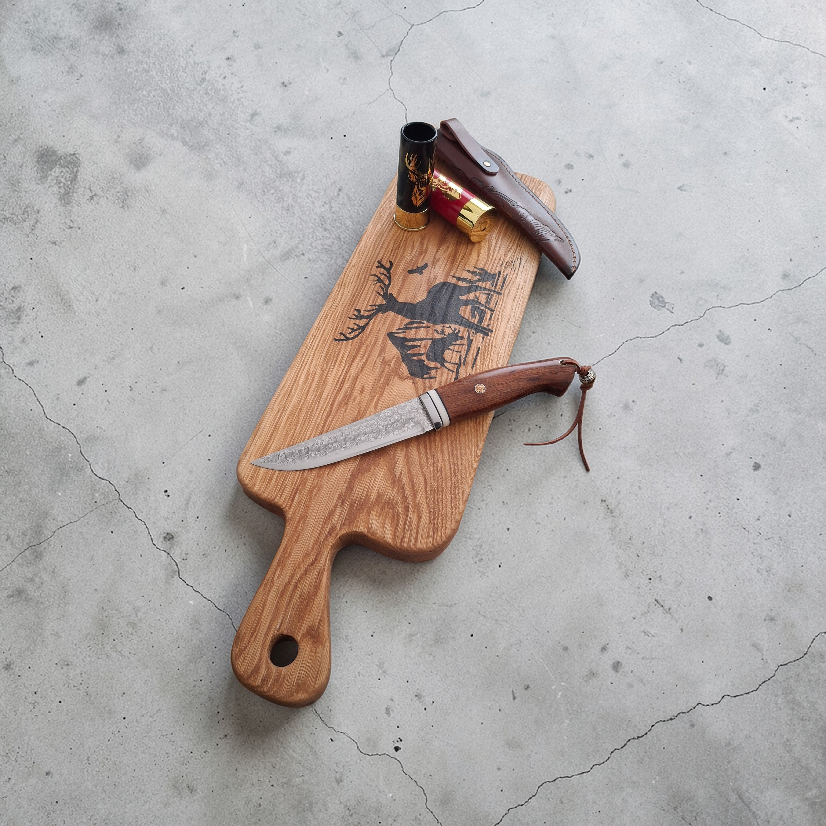 Подаръчен ловен комплект с дамаски нож и дъска за мезета