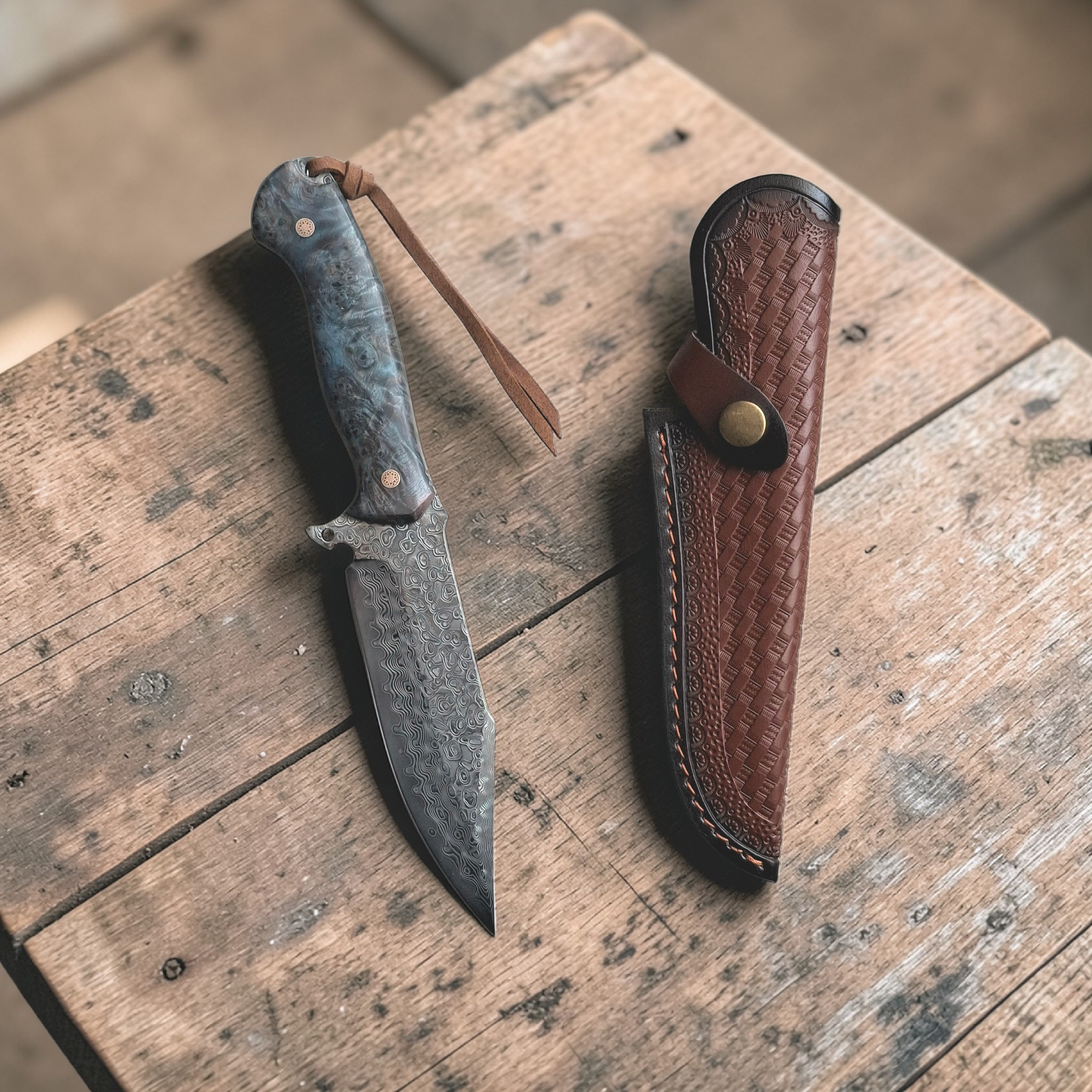 Премиум дамаски нож с кожена кания телешки бланк