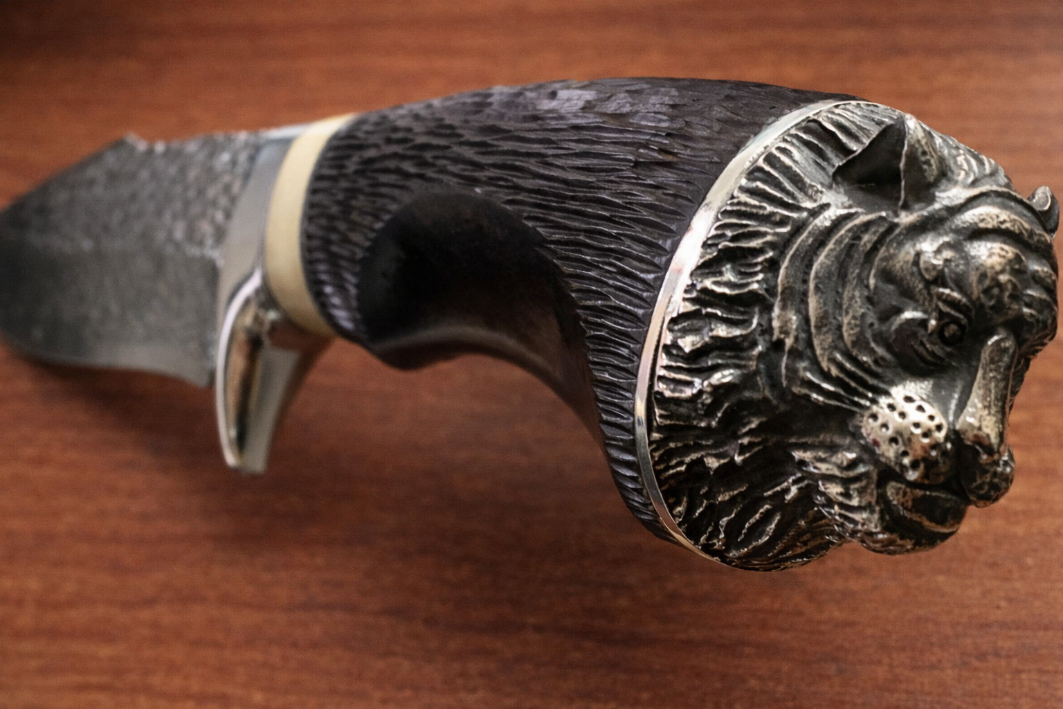 Ръчно изработен нож с рогова дръжка