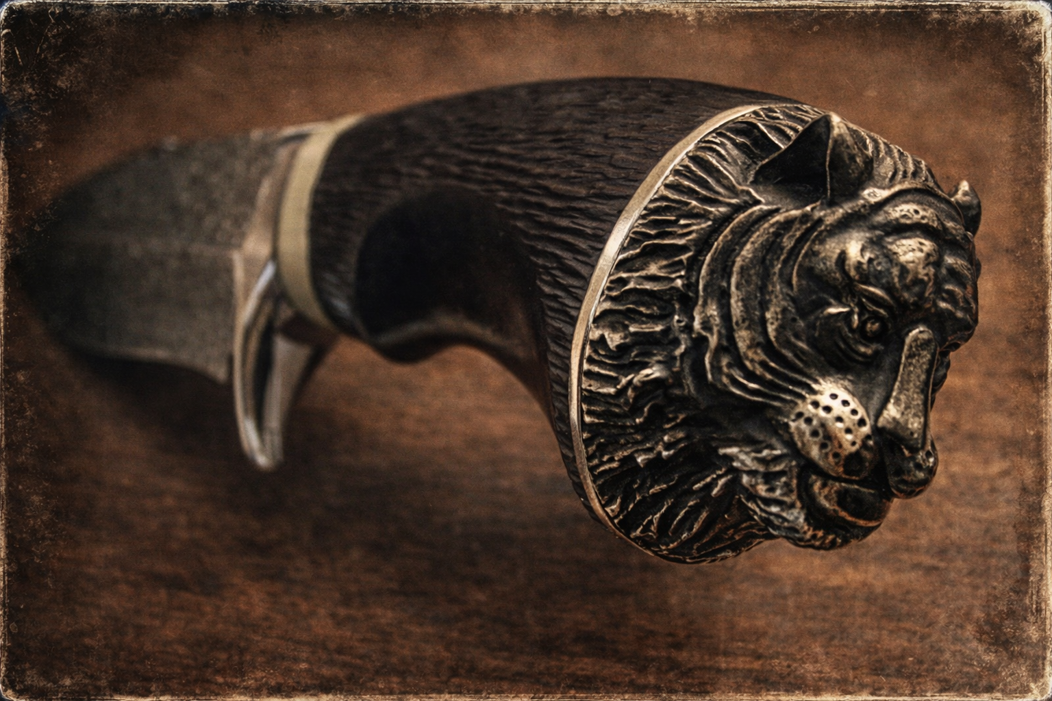 Ръчно изработен нож с рогова дръжка