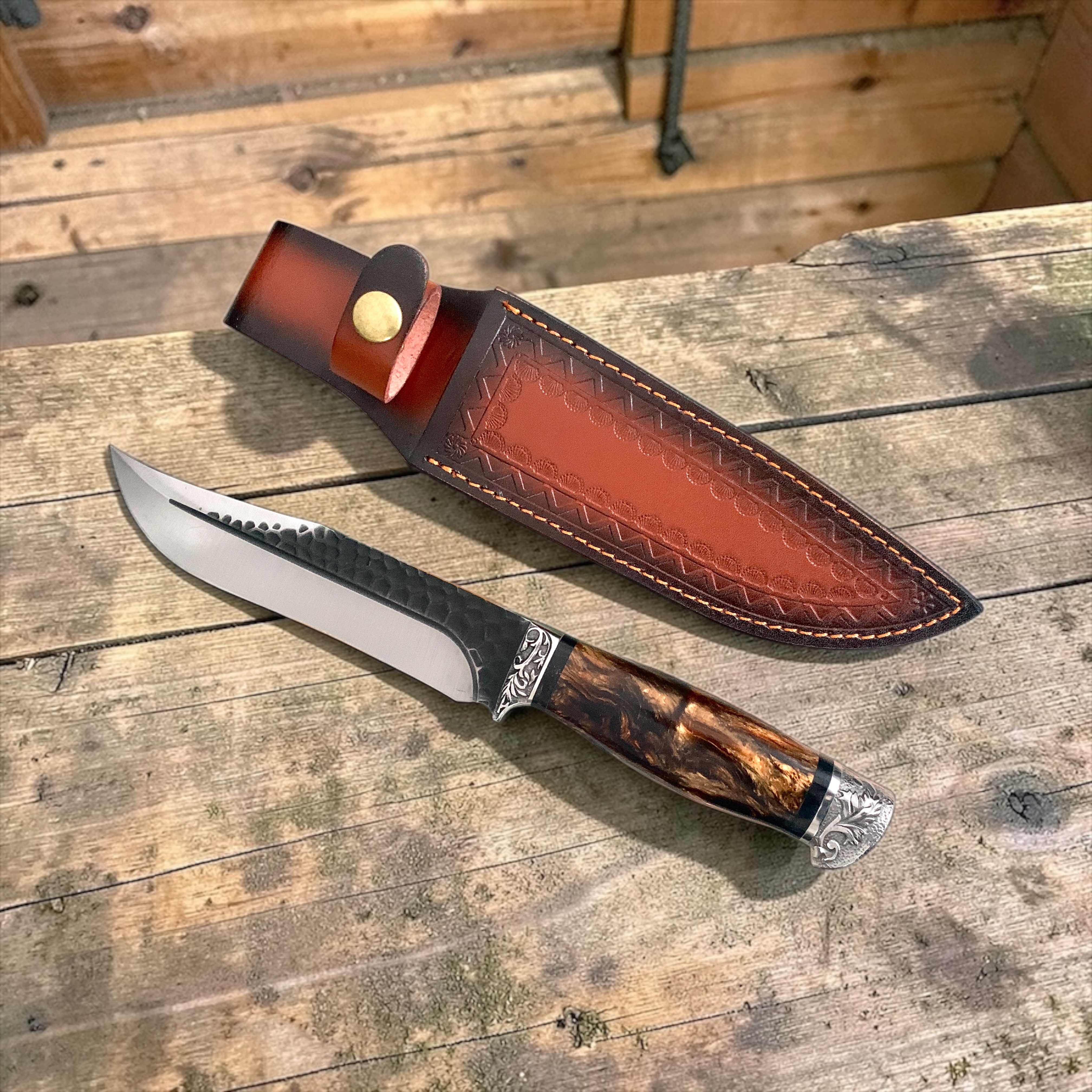 Ловен нож с дръжка от дърво и епоксидна смола