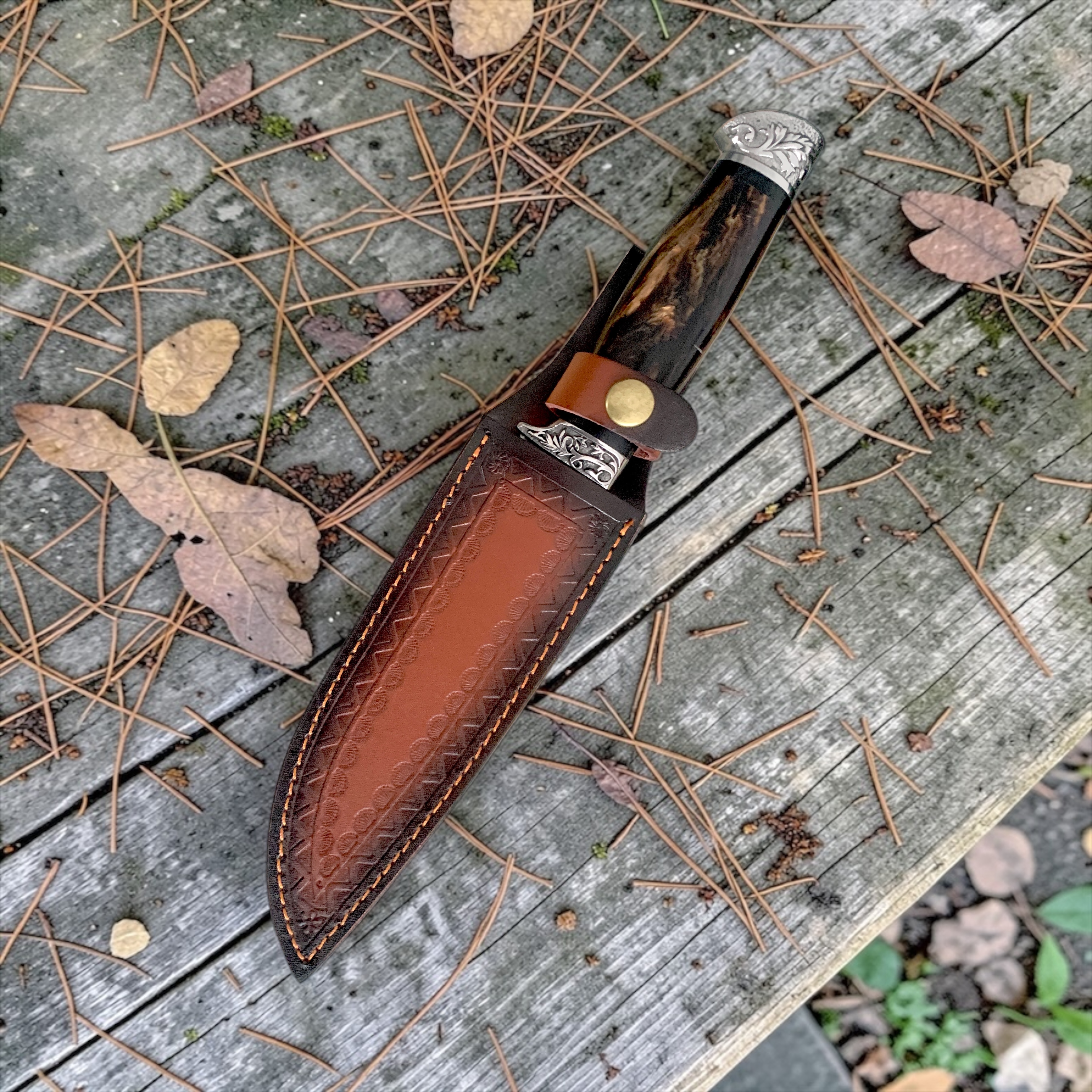 Ловен нож с дръжка от дърво и епоксидна смола