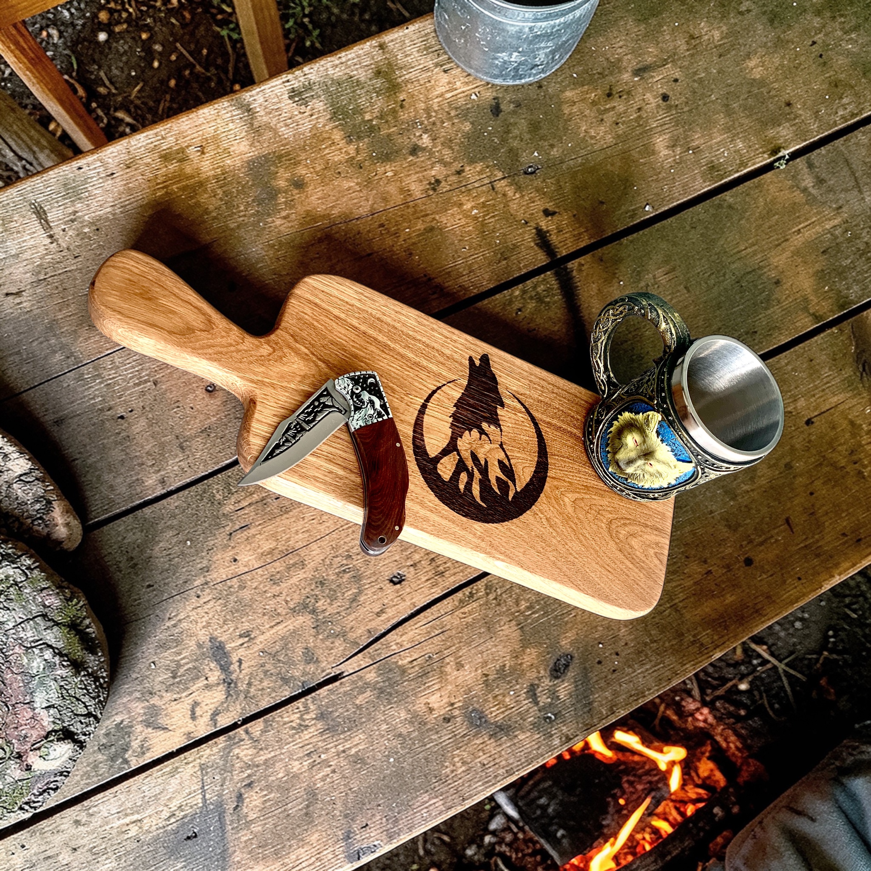 Дъска за мезета с гравиран вълк и сгъваем нож