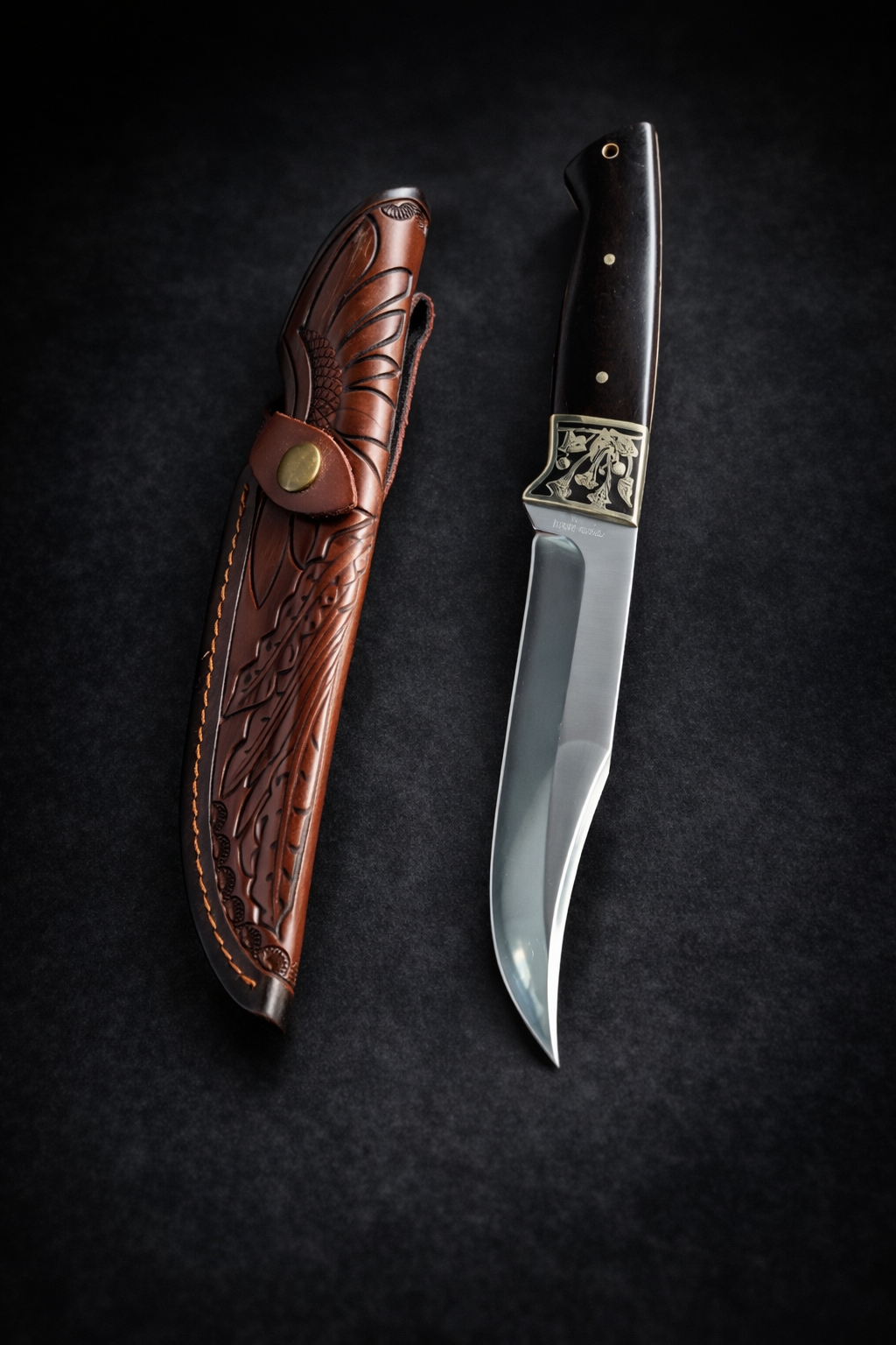 Ловен нож с фиксирано острие и кожена кания с орнаменти