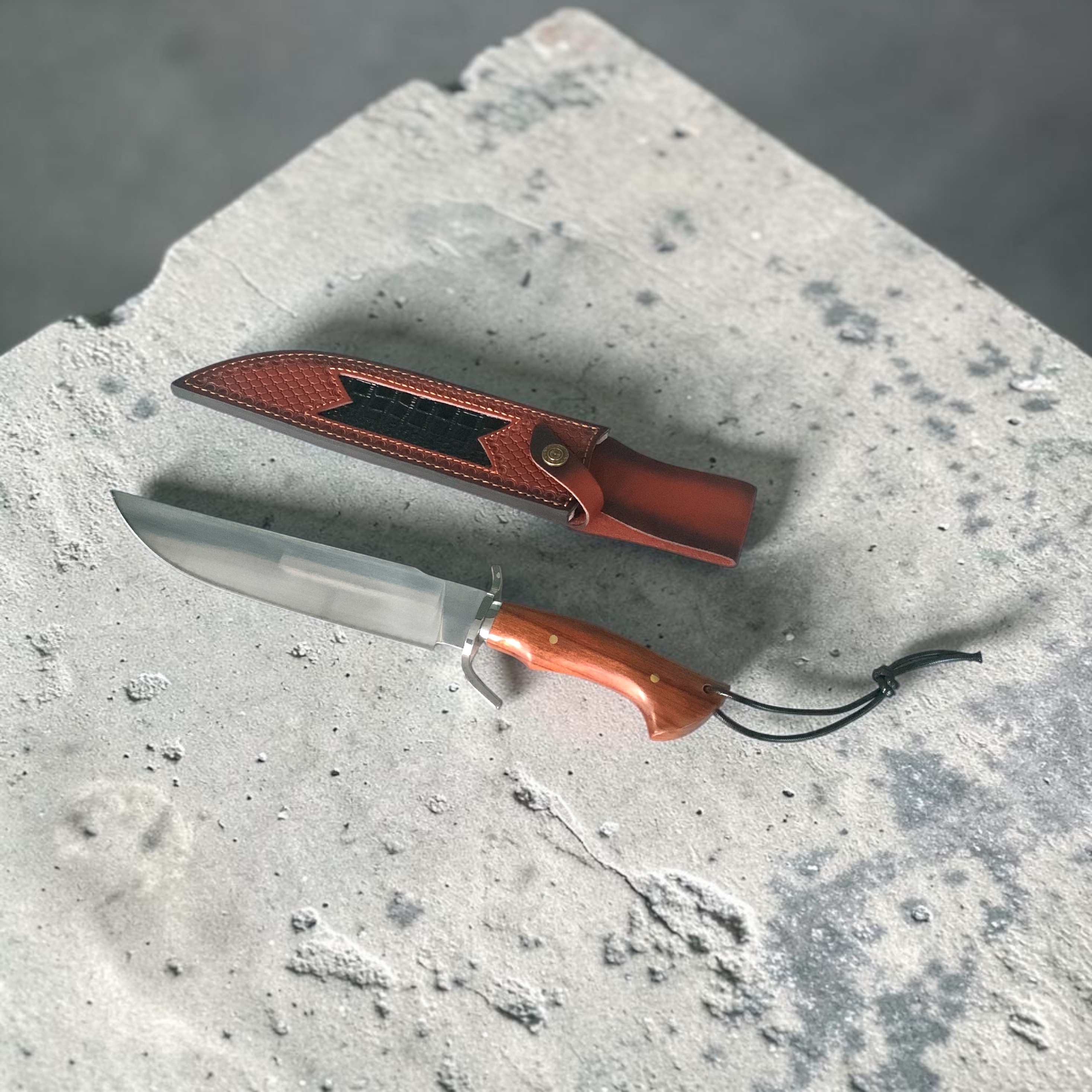 Нож за оцеляване с розово дърво и предпазител