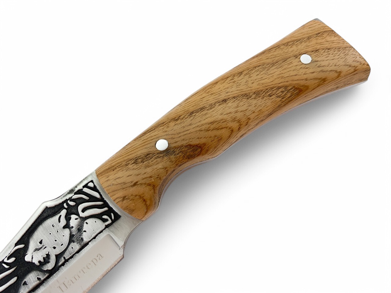 Детайл на дървената дръжка на ловния нож