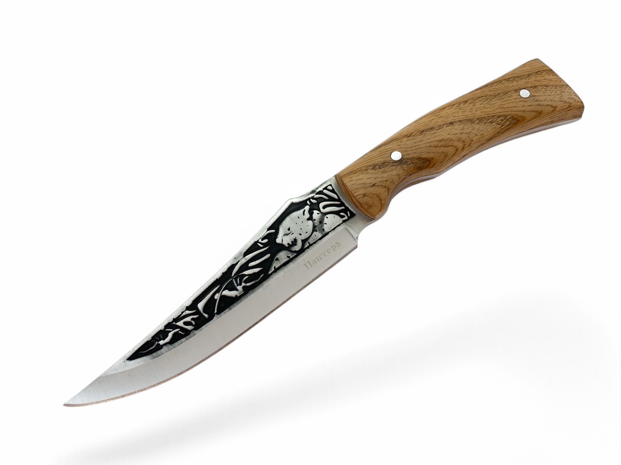 Детайл на дървената дръжка на ловния нож