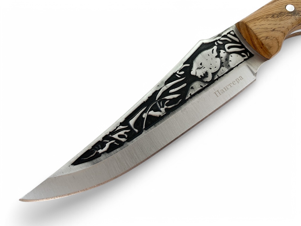 Детайл на дървената дръжка на ловния нож