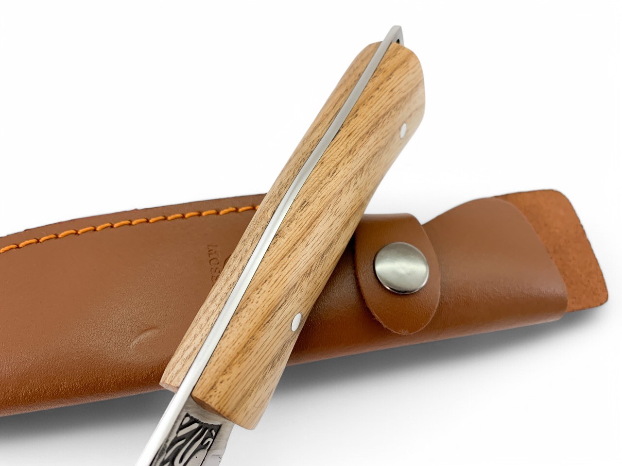 Детайл на дървената дръжка на ловния нож