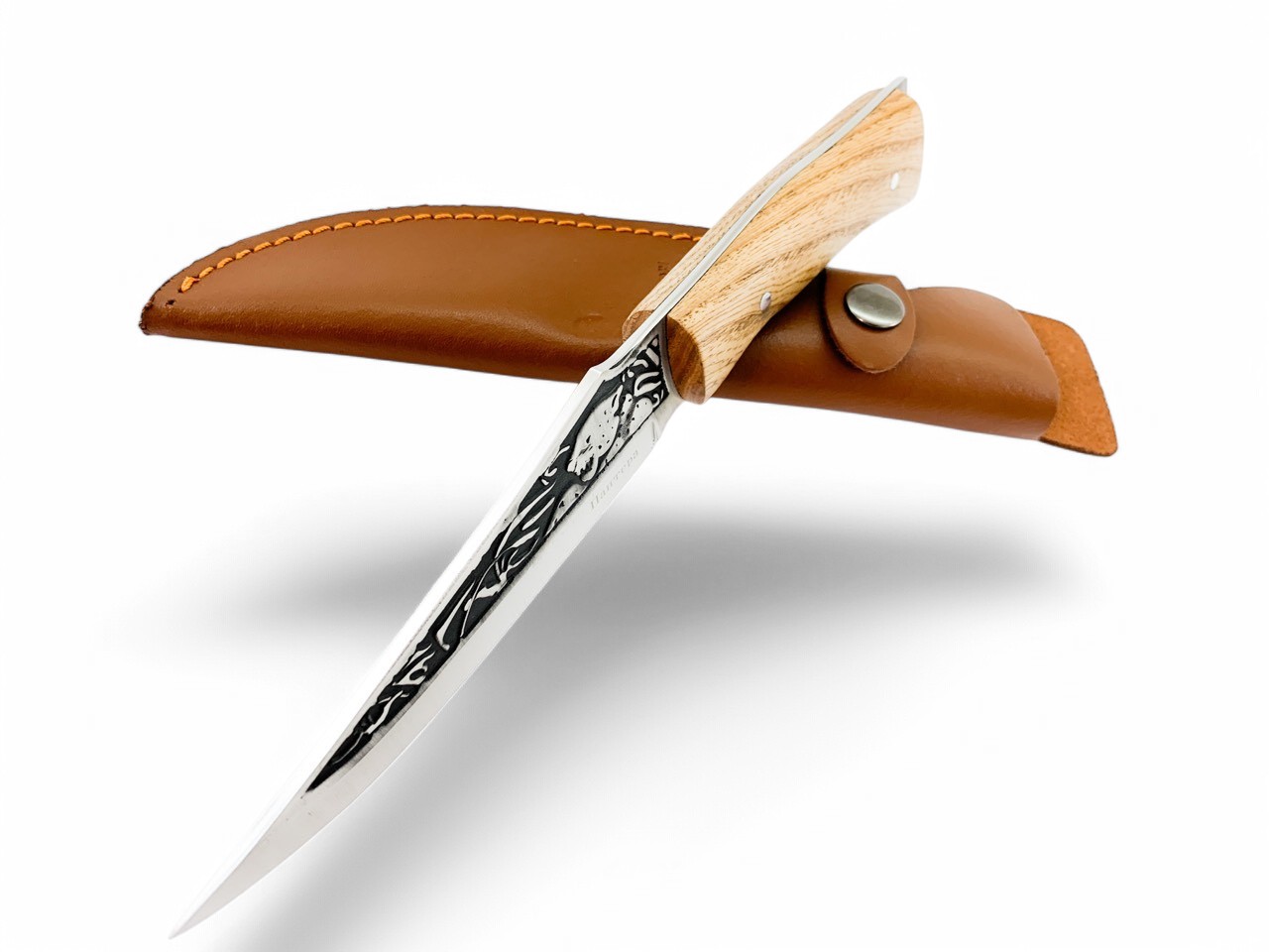 Детайл на дървената дръжка на ловния нож