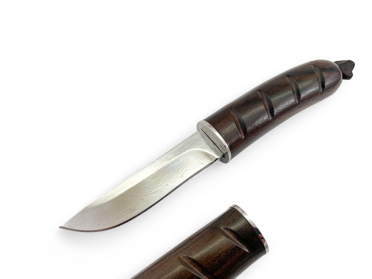 Детайл на острието от дамаска стомана с VG10 сърцевина