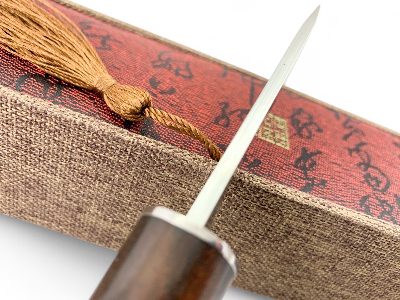 Детайл на острието от дамаска стомана с VG10 сърцевина