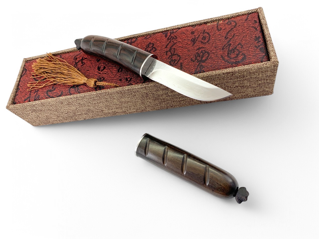 Детайл на острието от дамаска стомана с VG10 сърцевина