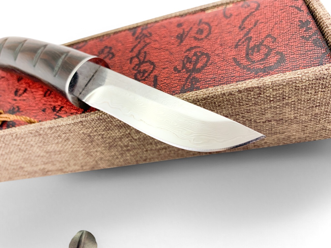 Детайл на острието от дамаска стомана с VG10 сърцевина